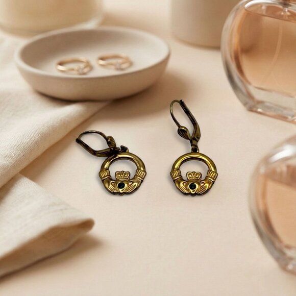 Claddagh Leverback Earrings Gold Tone With Green Stone Accent Lightweight Jewelr - Picture 3 of 7